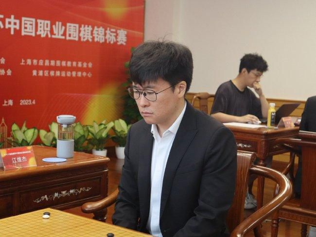 美女露全身